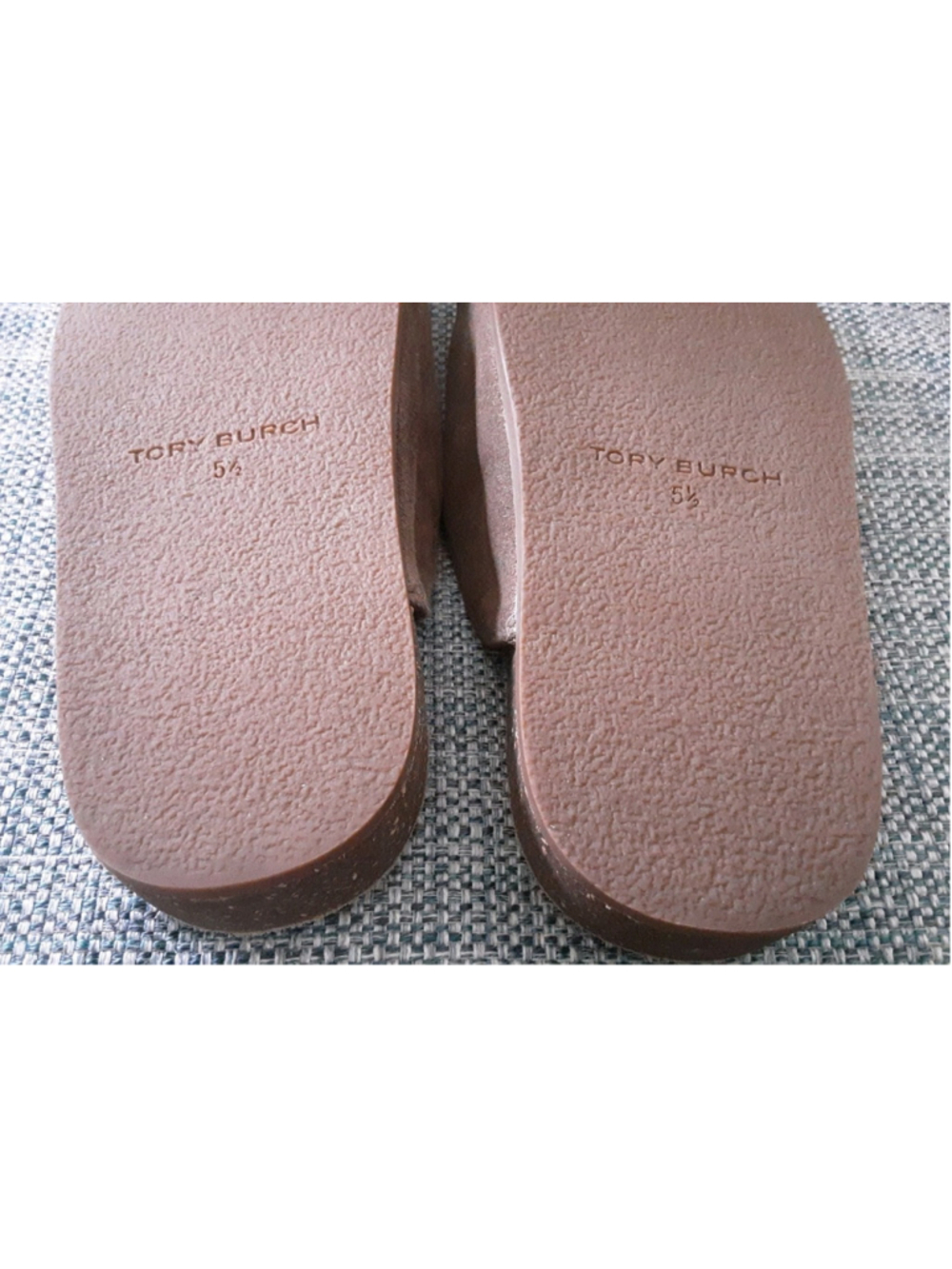 TORY BURCH River Rock Taupe Suede Mules Gold T Charm Bow Cork Insole Sz 5.5 Mint - Picture 10 of 14